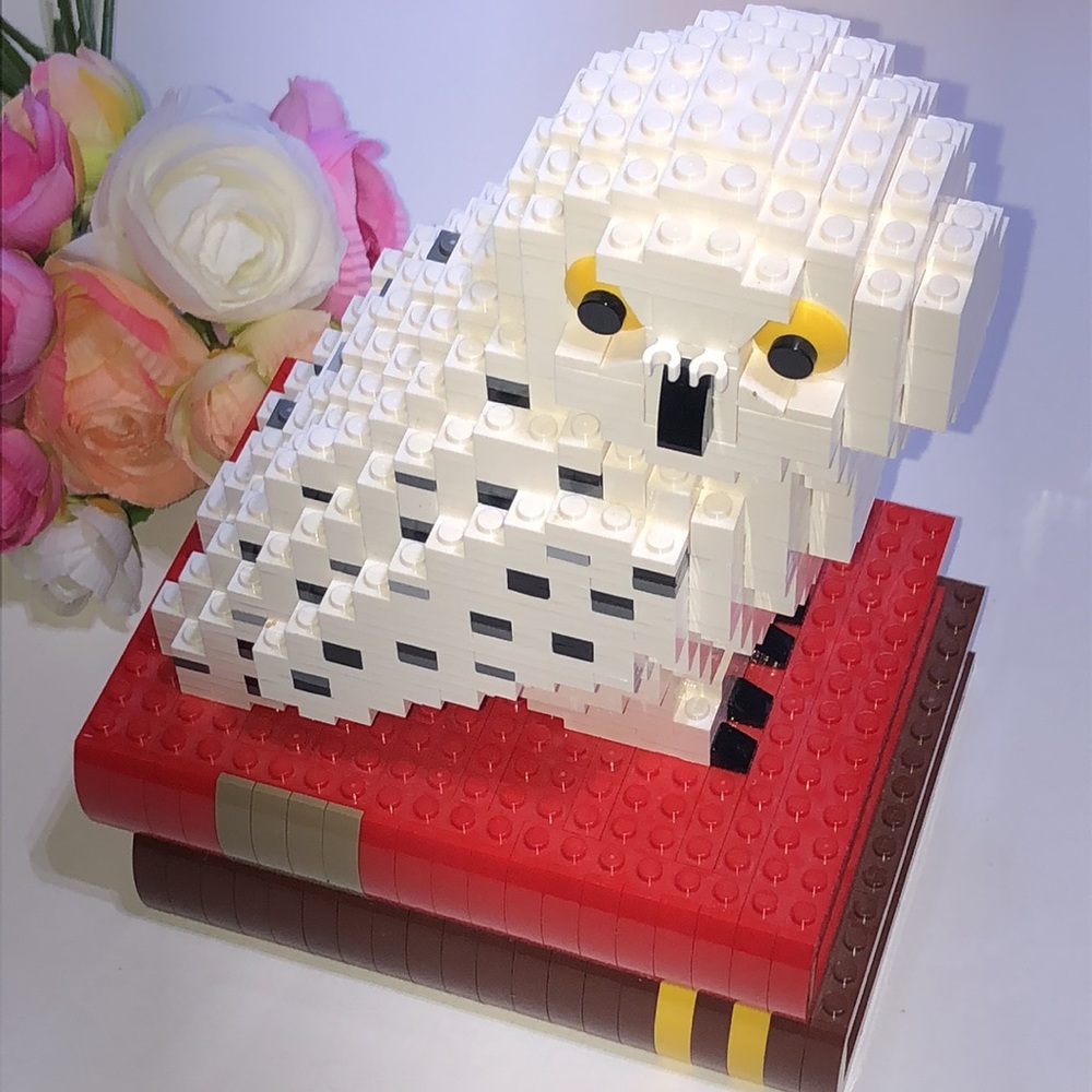 LEGO Harry Potter Hedwig Lego statue OWL ON BOOKS Harry Potter LEGO Rare